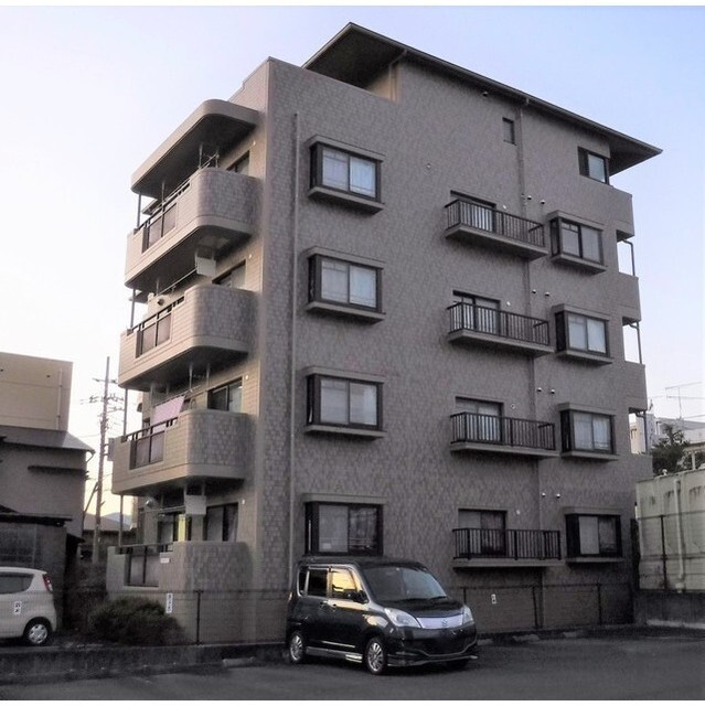 エストくろがねや