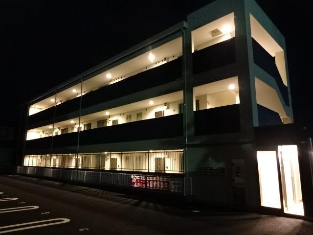 外観写真（夜）