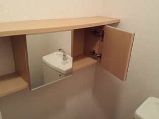 トイレ上部・鏡戸棚