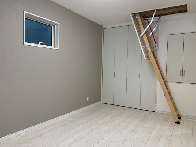 屋根裏収納　昇降式ハシゴ