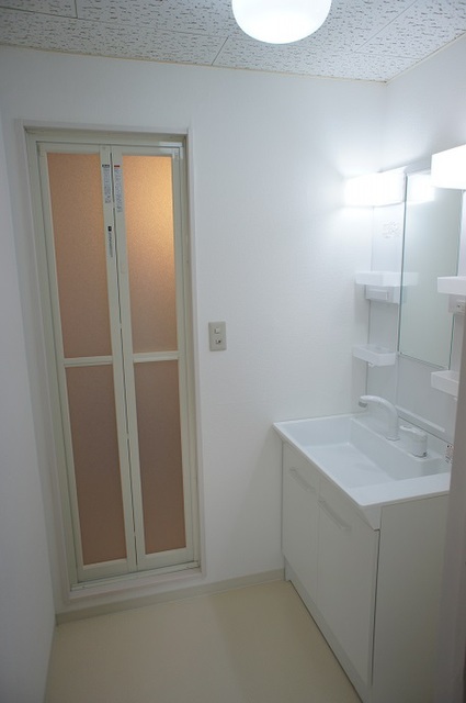 独立洗面台、洗濯機置き場