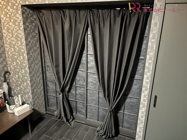 カーテン設置済み