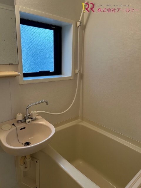 バスルーム 窓有、洗面ボウル付き