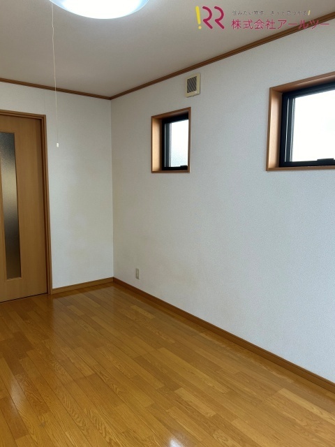 室内 小窓2カ所有り