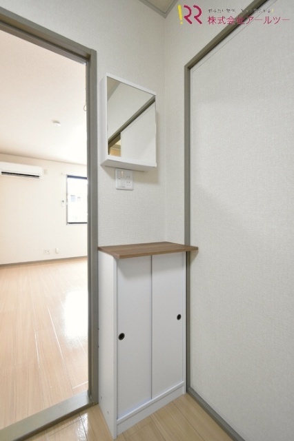 支度に便利な壁付け鏡、収納あり♪