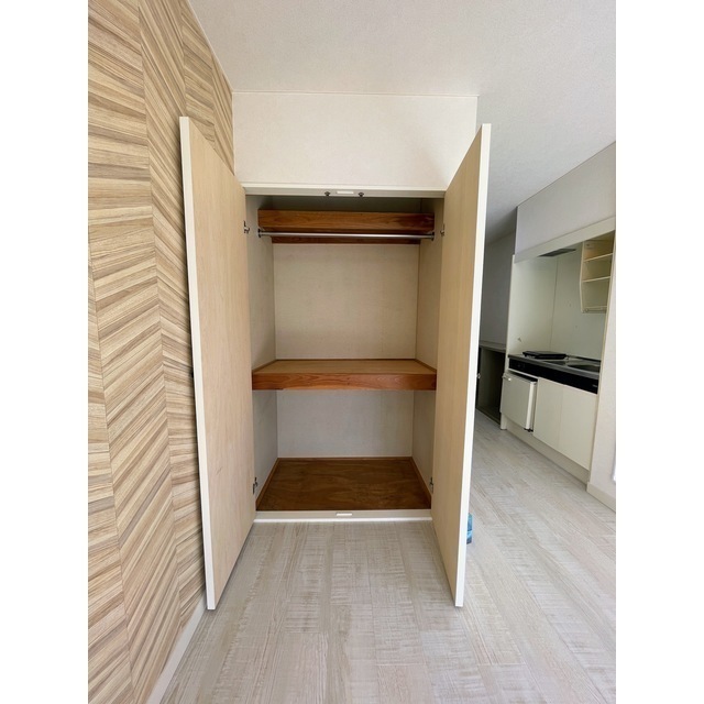 ハンガーパイプ付きの収納です♪