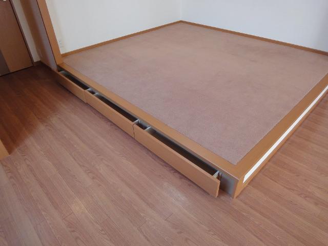 カーペット下収納