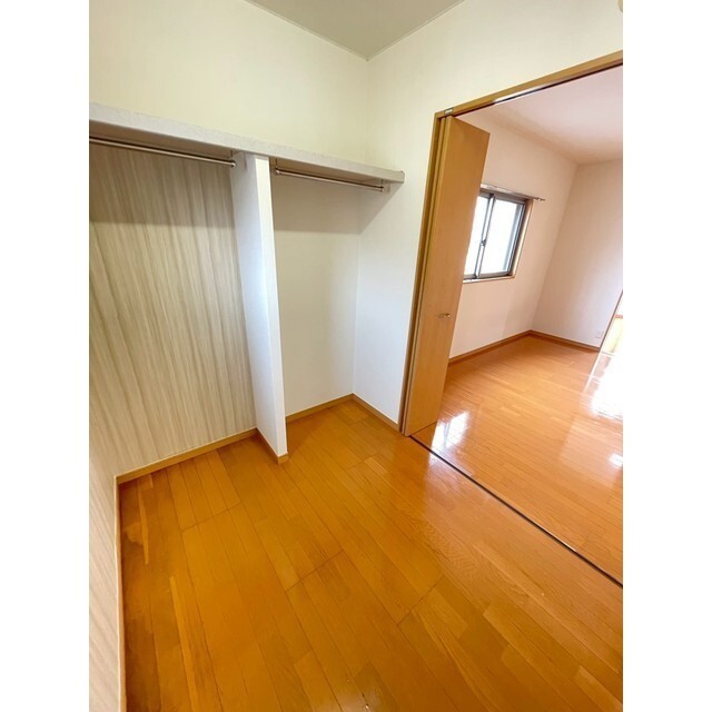 洋室にはたくさん収納できるクローゼットがあります♪