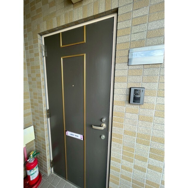 外から見た玄関です！