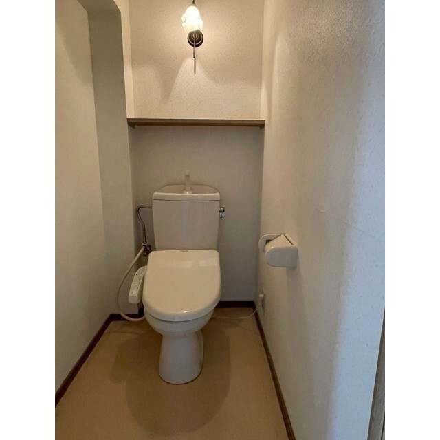 おしゃれな電気がついているトイレです！