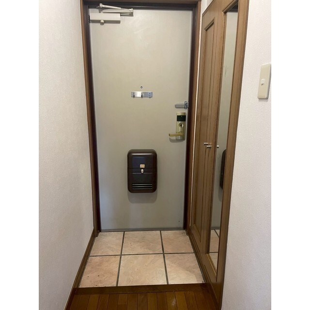 シューズボックスの鏡で身だしなみチェック出来ます♪