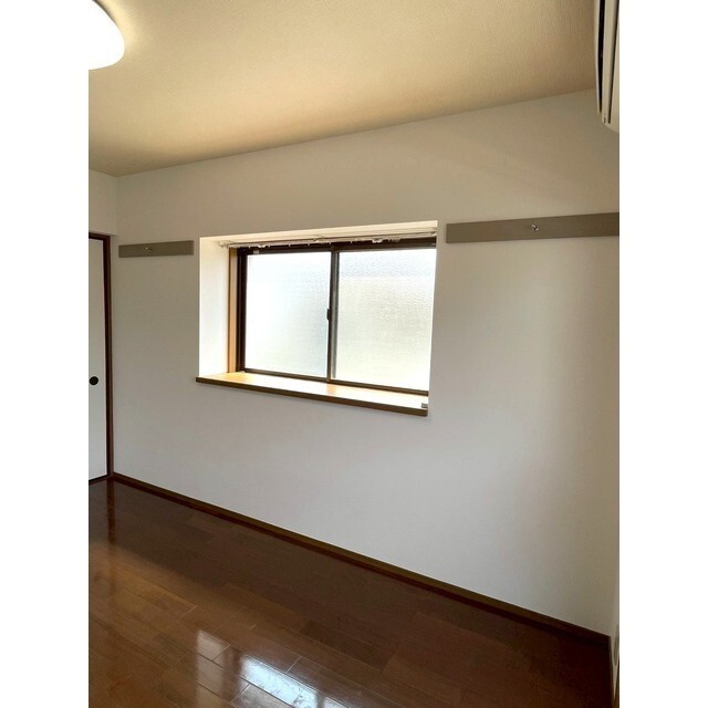 出窓ある明るい角部屋♪
