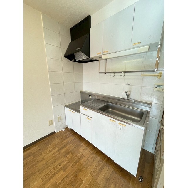 白基調のキッチン