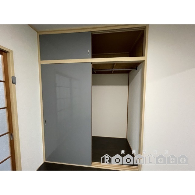 中洋間収納