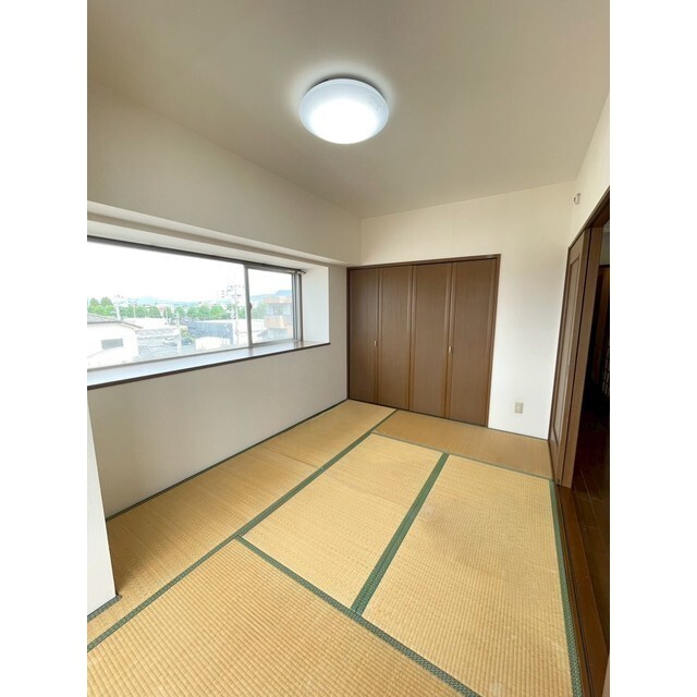 LDK隣の眺め良い和室は収納もあります♪