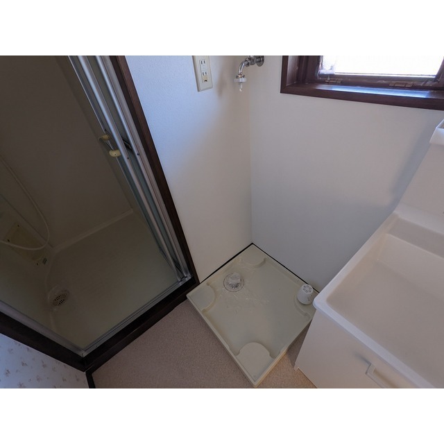 洗濯機置場　※302号室の写真です（反転タイプ）