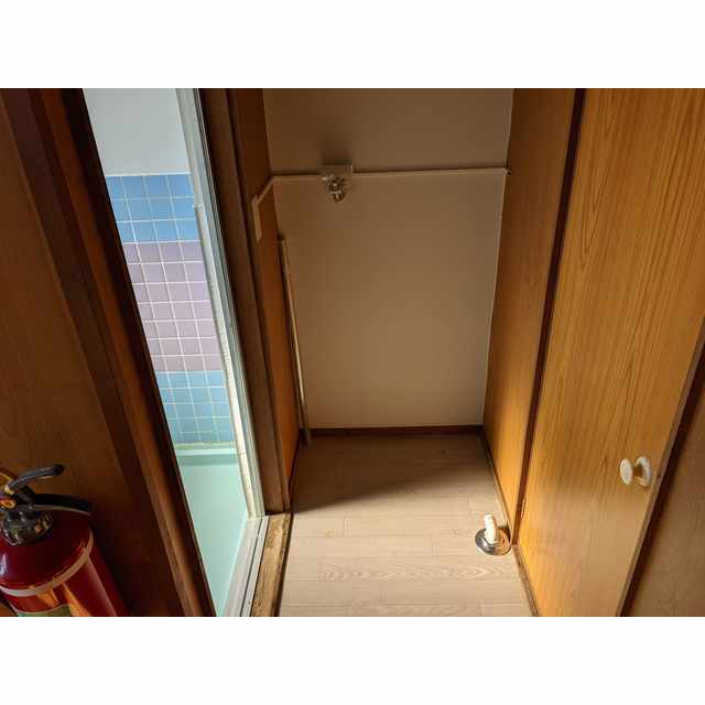 洗濯機置場、102号室の写真です。