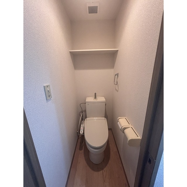 温水洗浄便座付きのトイレ