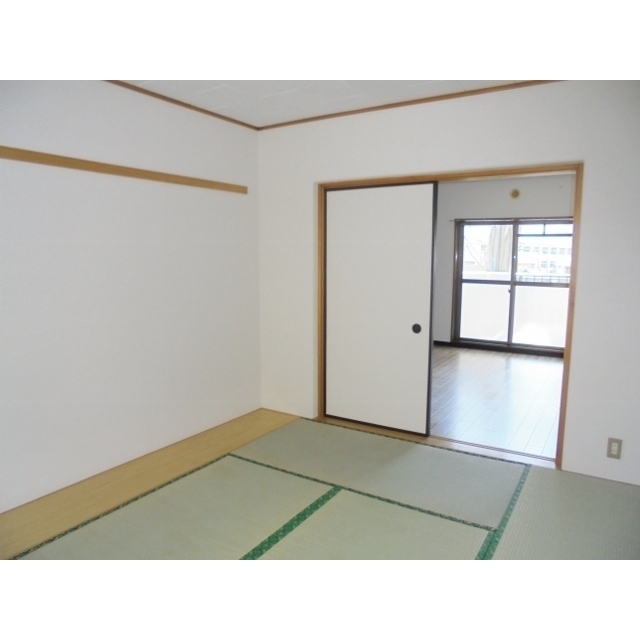 タンス置きがあってお部屋が丸丸使えます