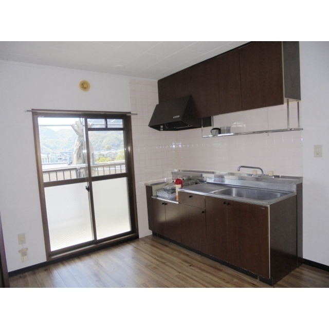 バルコニー近くで明るいキッチン