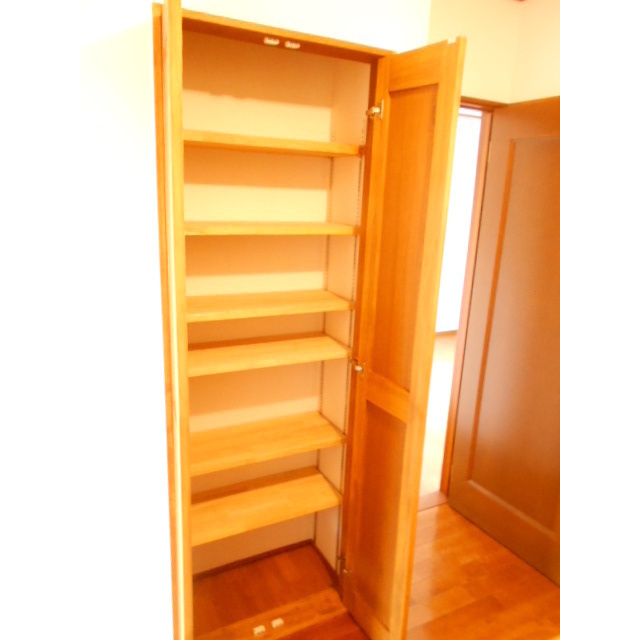 ウォークインクロゼットなど収納充実