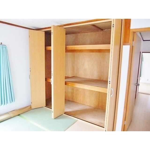 西側8帖・収納