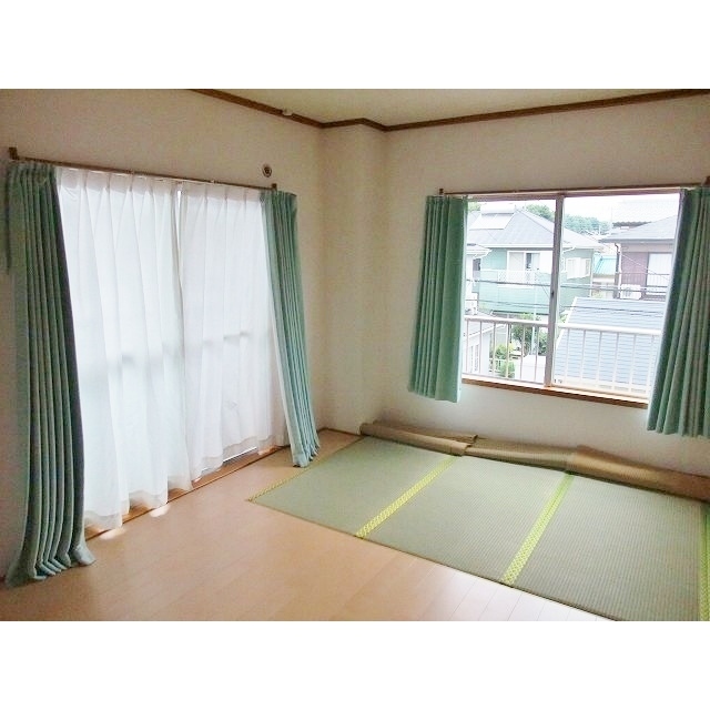 西側8帖・和洋室　　二面採光