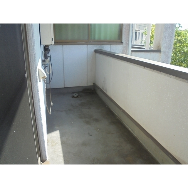 日当たり良好　洗濯機置き場屋根付き