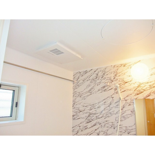 浴室乾燥機と小窓