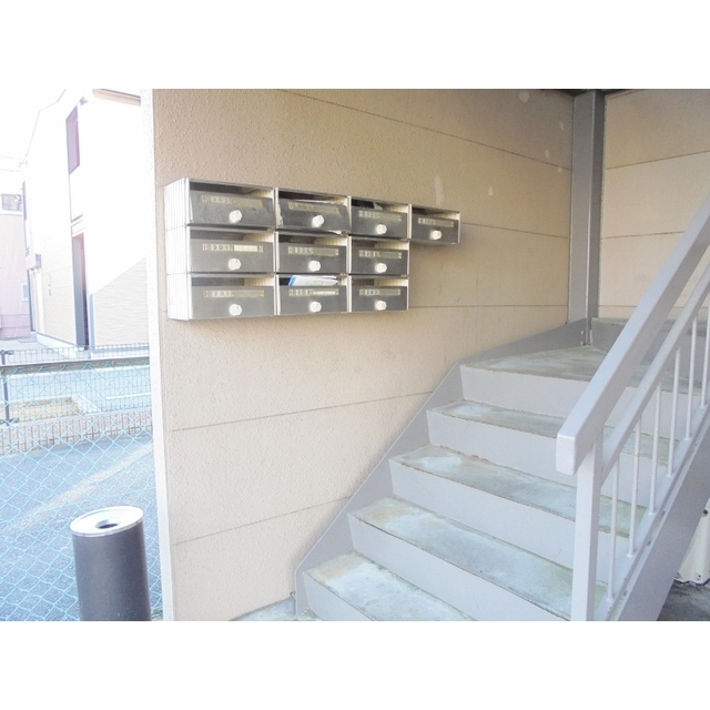集合ポストと共用階段