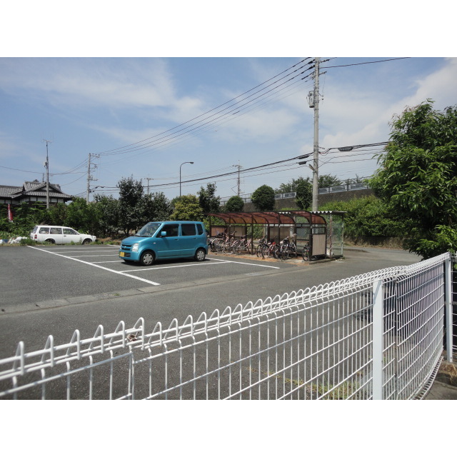 建物西側駐車スペース
