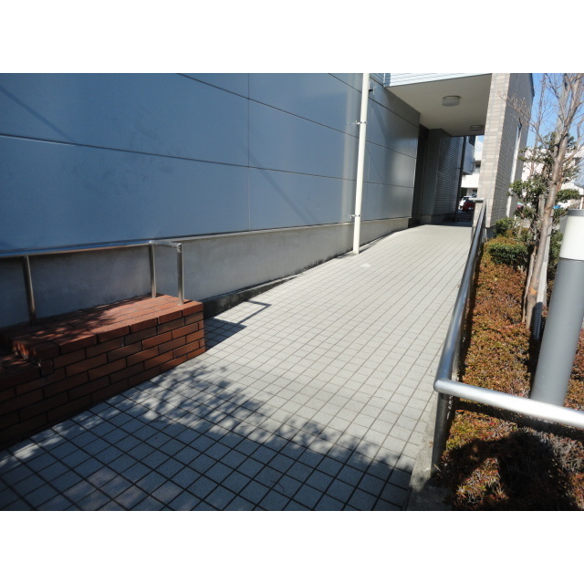 建物入口のスロープでバリアフリー！