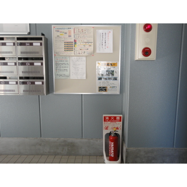 掲示板、消火器など