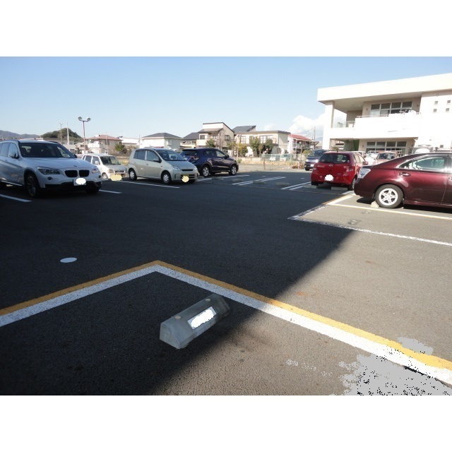建物北側の駐車スペース