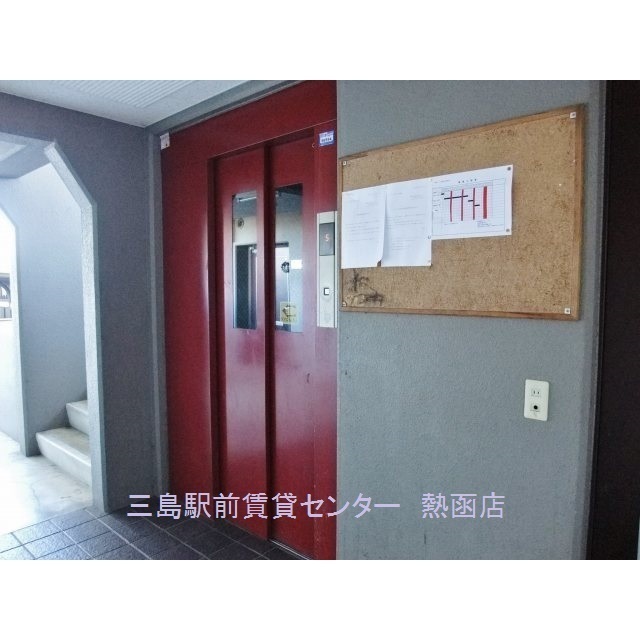 エレベーターと掲示板