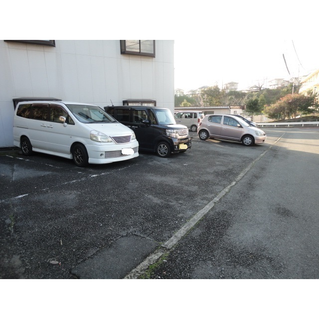 建物北側駐車スペース