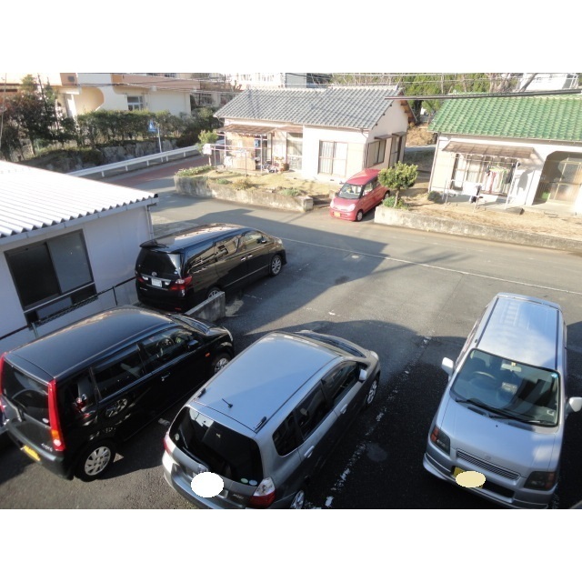 建物西側駐車スペース