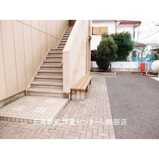 共用階段とベンチ