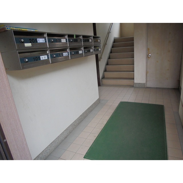 集合ポスト　共用階段