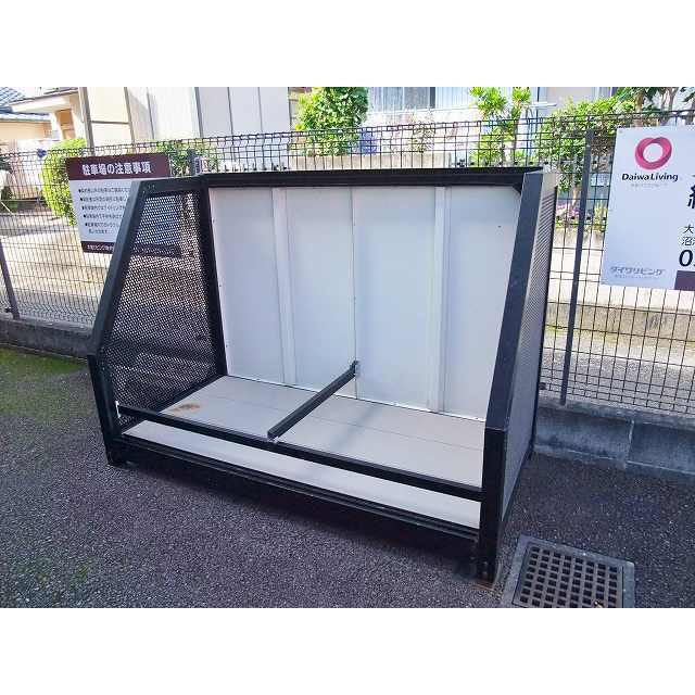 ゴミ捨て場敷地内