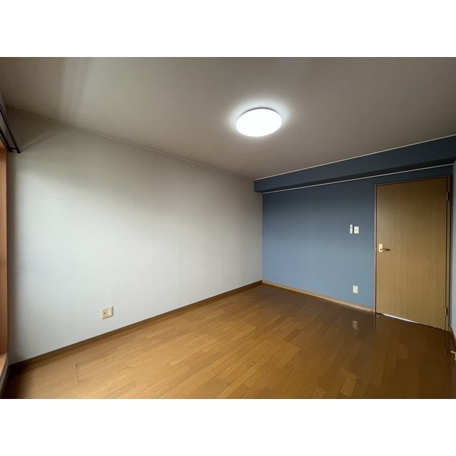 2階　ベランダ側洋室