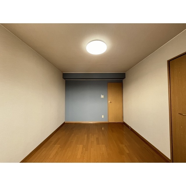 2階　ベランダ側洋室