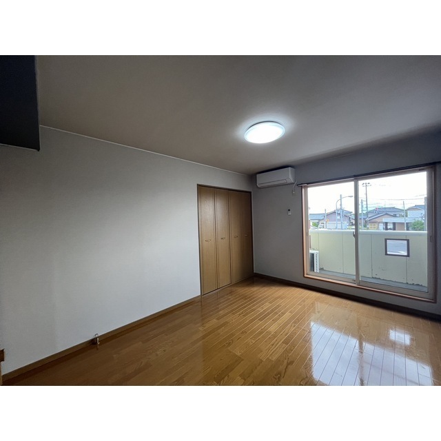 2階　ベランダ側洋室