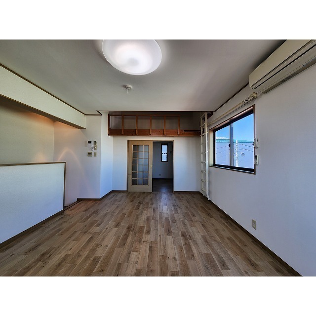 ※参考。写真はB205号。吐き出し窓のみ。腰高窓ありません。