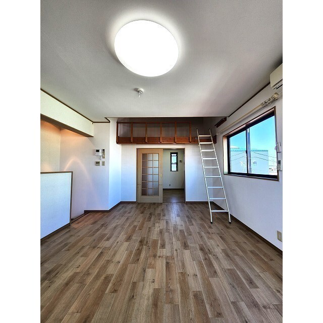 ※参考。写真はB205号。吐き出し窓のみ。腰高窓ありません。