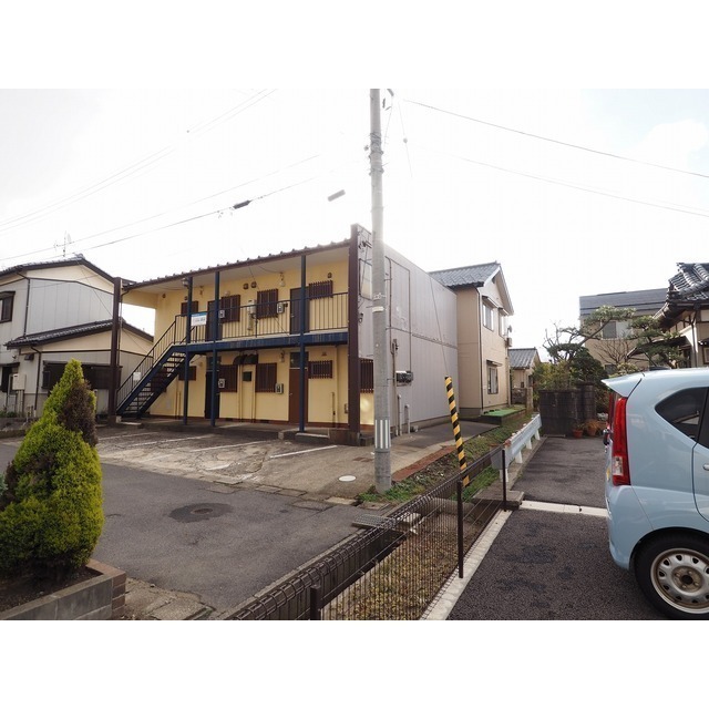 近隣駐車場から建物