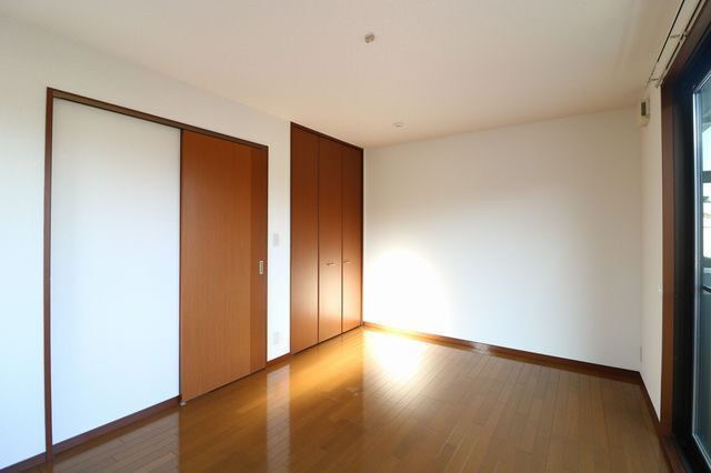 バルコニー側洋室