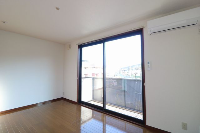 バルコニー側洋室