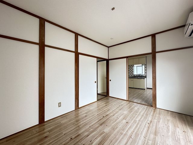 バルコニー側洋室