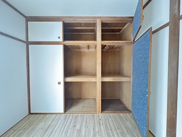 バルコニー側洋室